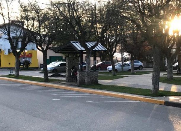 Atacaron a una mujer en una parada de colectivo