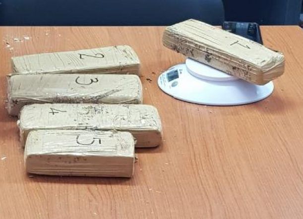 Secuestran cinco ladrillos de marihuana de una encomienda