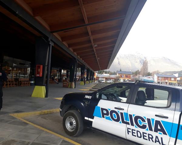 Secuestran cinco ladrillos de marihuana de una encomienda