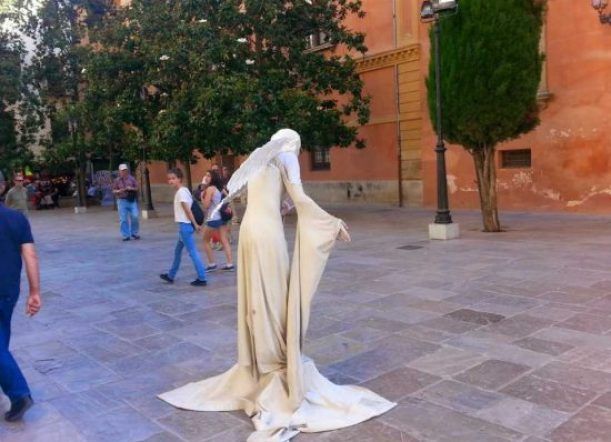 Manoseó a estatua viviente y lo imputaron por abuso sexual