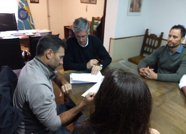 Firmaron contrato para pavimentar 14 cuadras en barrios de Esquel
