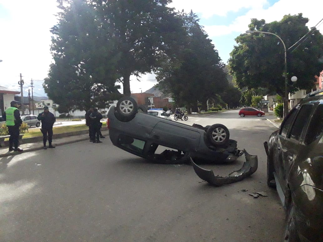 Violento vuelco en pleno centro de Esquel
