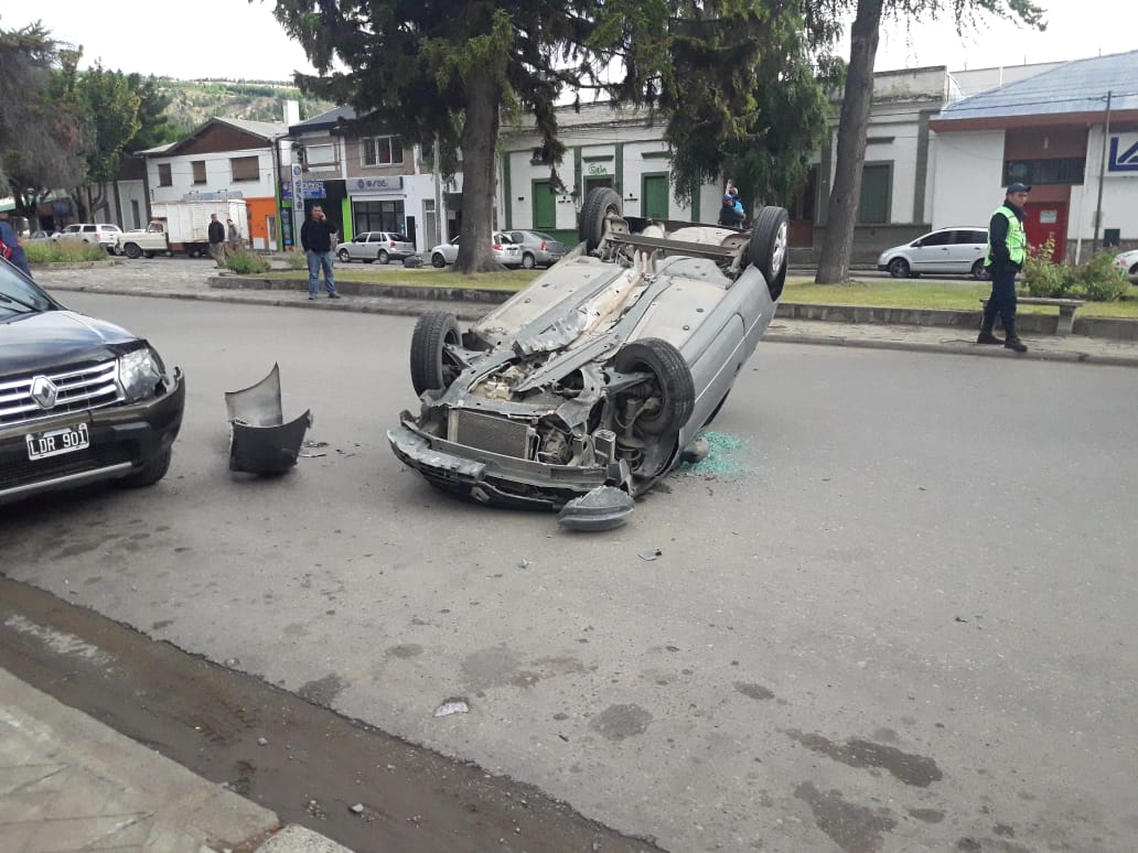 Violento vuelco en pleno centro de Esquel