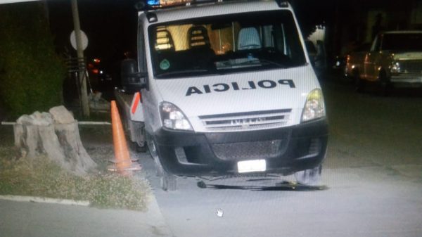 Anticipo: Dejaron explosivos de fabricación casera debajo de móviles policiales
