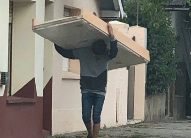 Lo detuvieron cuando se iba con la puerta al hombro