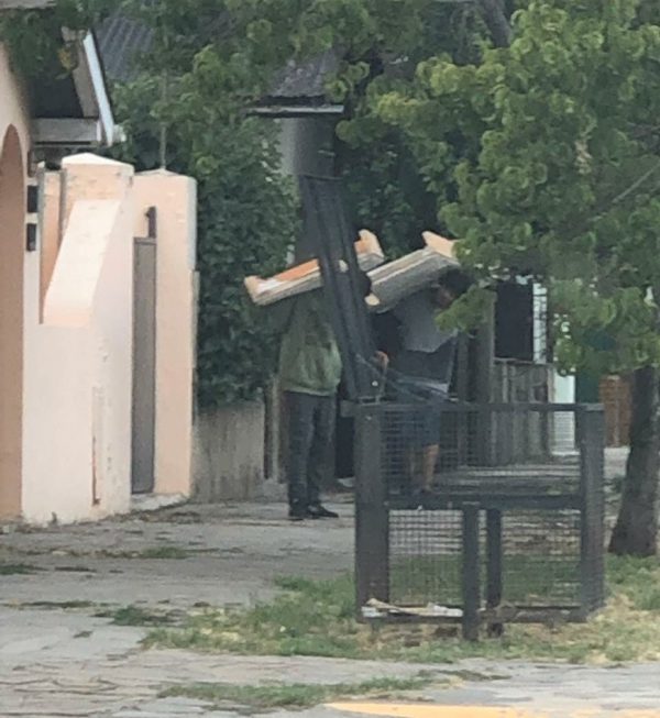 Lo detuvieron cuando se iba con la puerta al hombro