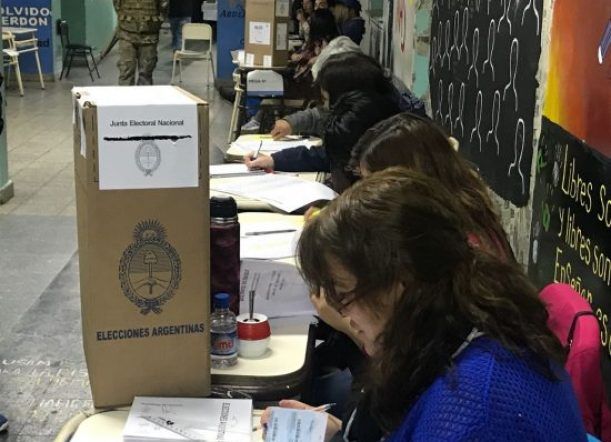 Elecciones desdobladas: las minorías reprochan falta de coherencia