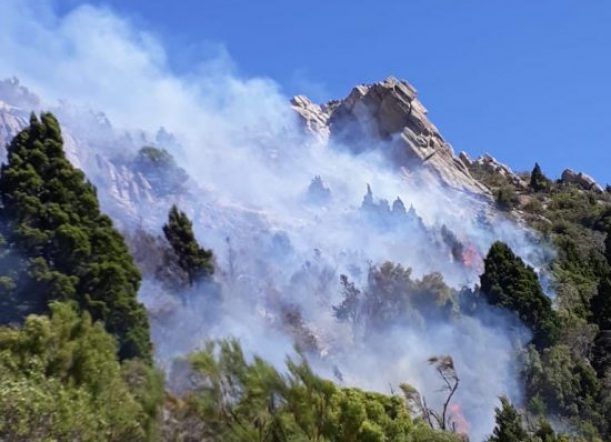 El incendio en Aldea Escolar está contenido en su perímetro