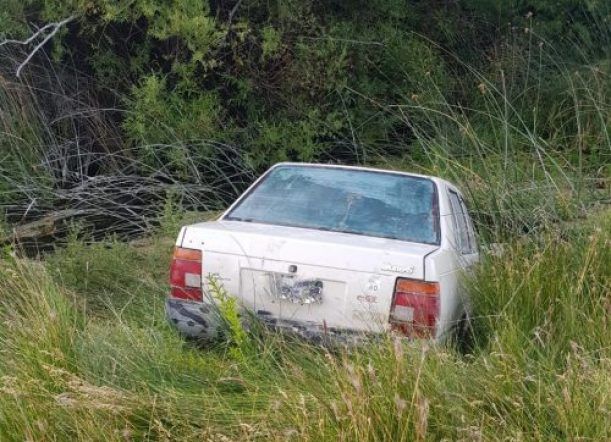 Se le fue el auto y terminó en un arroyo