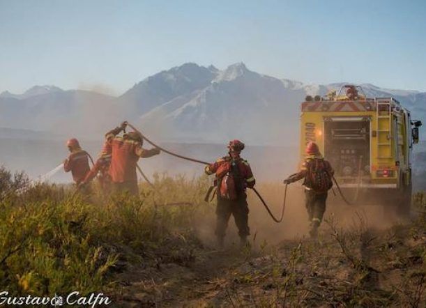 Logran detener el avance de los incendios en cordillera