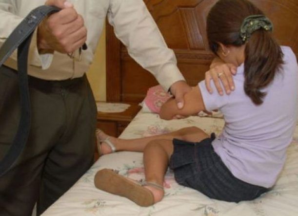 Condenado por golpear con un cinto a su hija