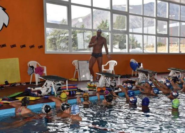 Mirá la clase de Meolans con los nadadores de Esquel