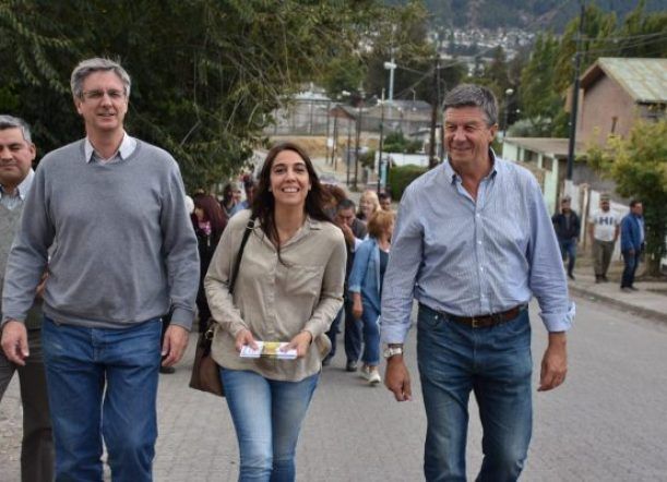 Menna cerró su campaña en Esquel con una caminata