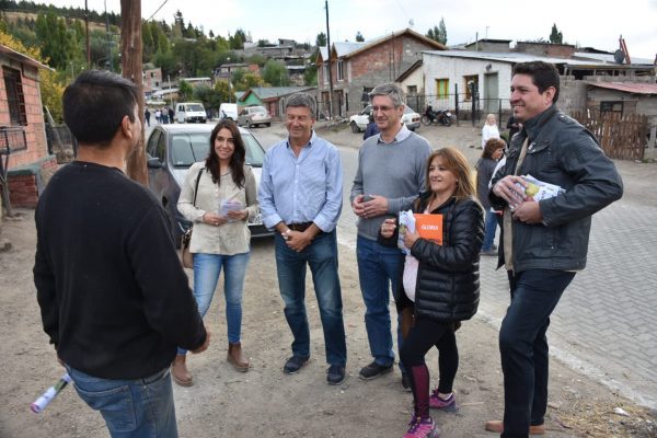 Menna cerró su campaña en Esquel con una caminata