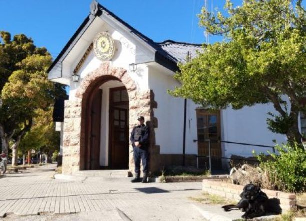 Volvió la consigna policial al frente de las comisarías