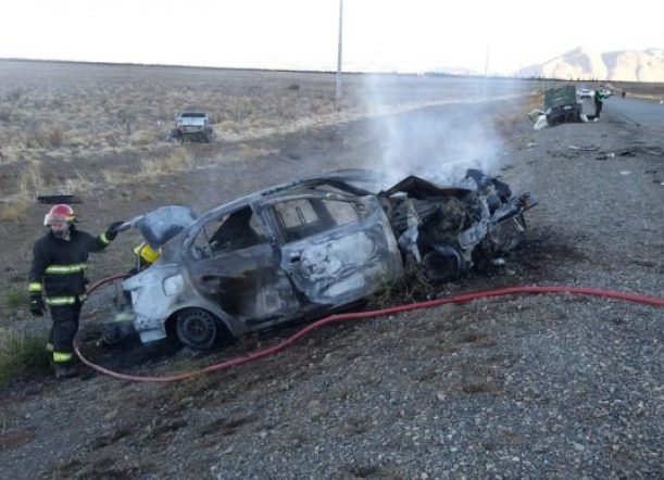 Increíble accidente: Un auto terminó partido y el otro incendiado