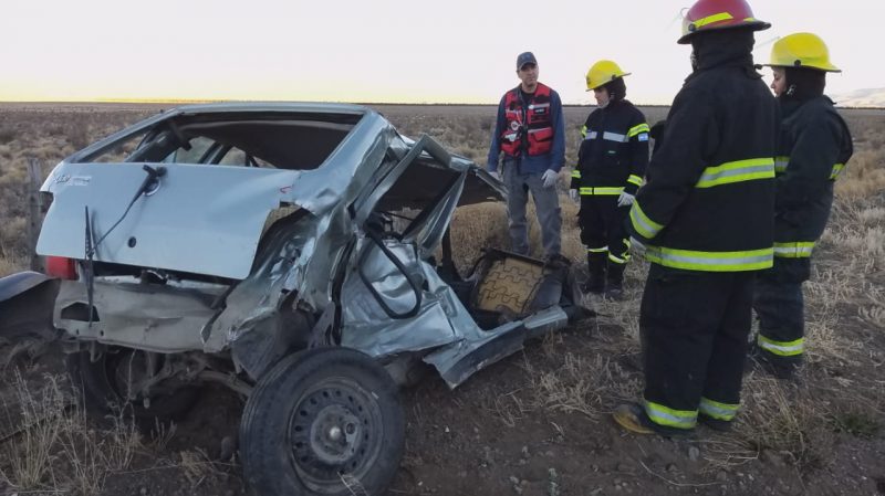 Increíble accidente: Un auto terminó partido y el otro incendiado