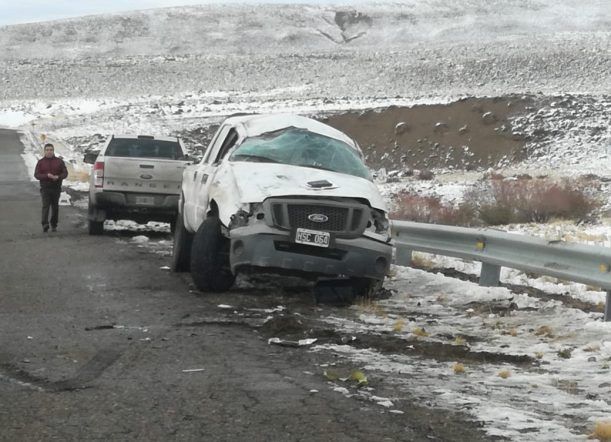 Volcó una camioneta de Obras Públicas en la ruta 40