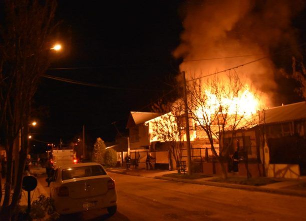Un incendio consumió parte de una casa y un auto