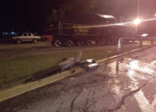 Chocó a metros de La Trochita y siguió andando