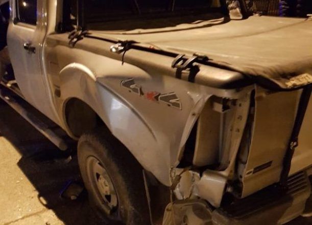 Conductor ebrio chocó una camioneta estacionada