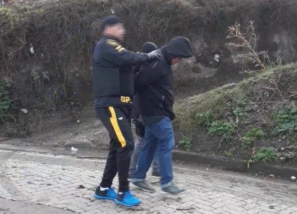 Balearon a un hombre, regresaron y agredieron a la policía