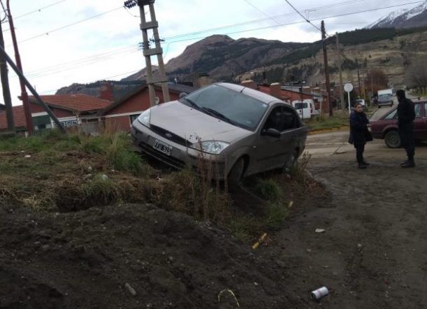 Perdió el control y terminó frente a una casa