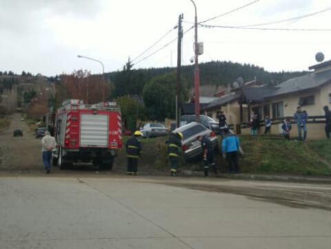 Perdió el control y terminó frente a una casa