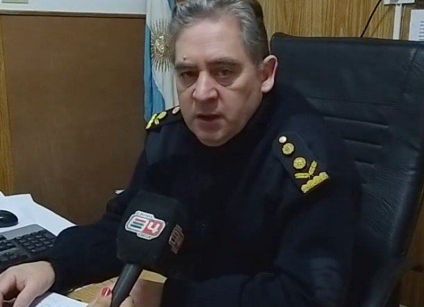 Los detuvieron intentando robar dentro de un auto