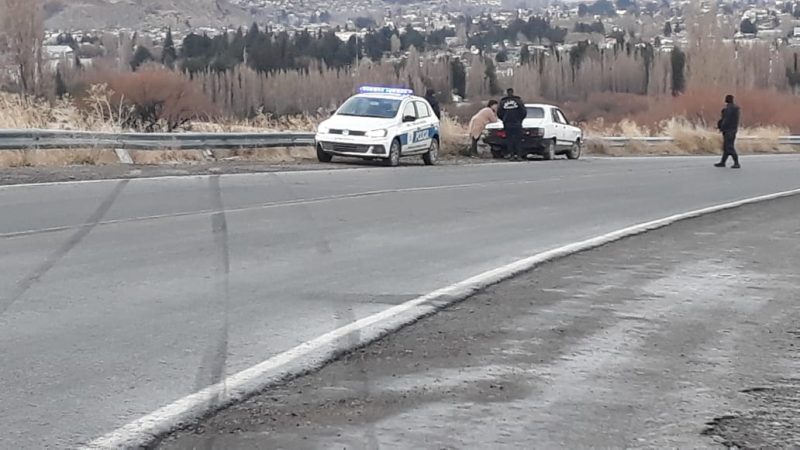 Derrapó e impactó con el guardarrail camino a La Hoya