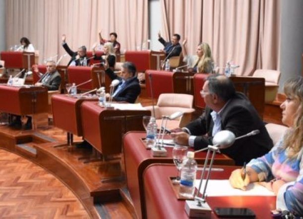 Diputados desmienten a Arcioni y lo intiman