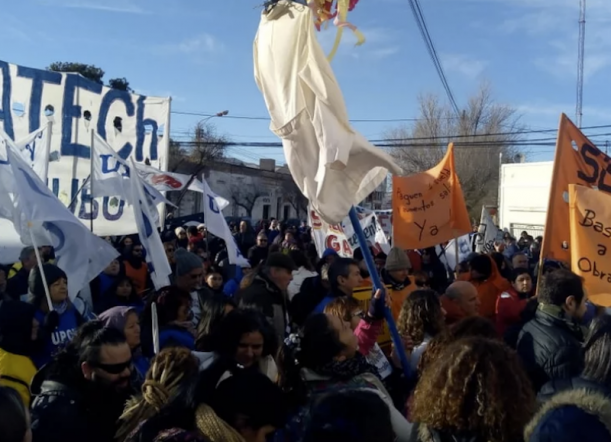 Sueldos: Los gremios se movilizaron a Casa de Gobierno