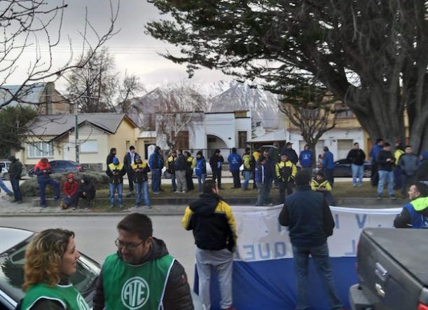 Esquel: estatales marcharon a SEROS en reclamo de sueldos
