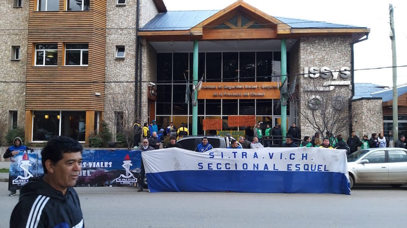 Esquel: estatales marcharon a SEROS en reclamo de sueldos