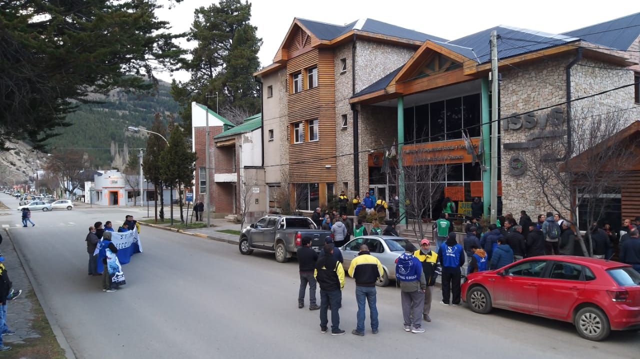 Esquel: estatales marcharon a SEROS en reclamo de sueldos