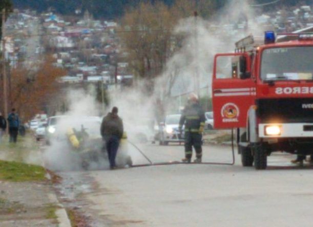 Sofocaron el fuego en una camioneta