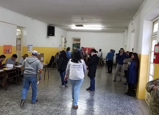Con algunas demoras comenzó la votación en las escuelas