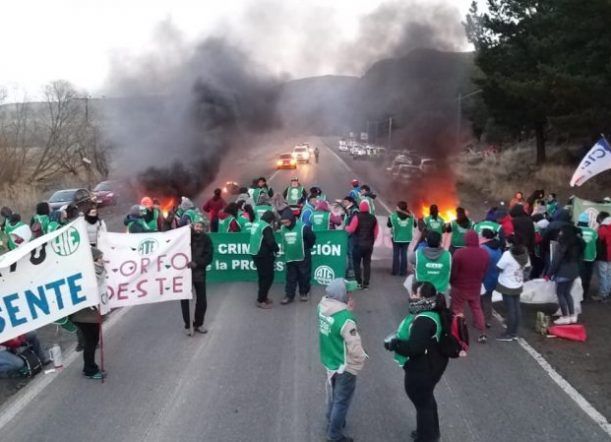 Gremios se concentraron en los accesos a Esquel y Trevelin