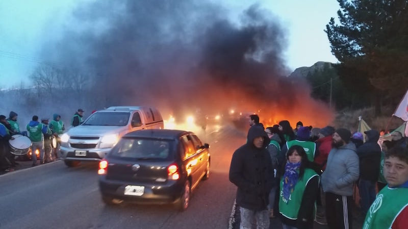 Gremios se concentraron en los accesos a Esquel y Trevelin