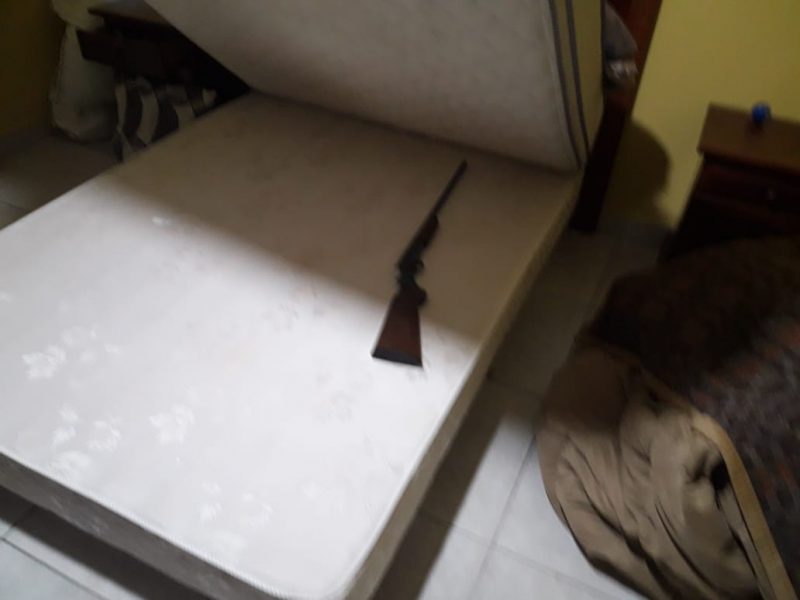 Allanamiento en Trevelin: Tenía una escopeta bajo la cama