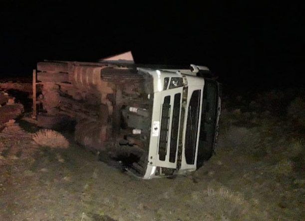 Volcó un camión con acoplado en Ruta 25