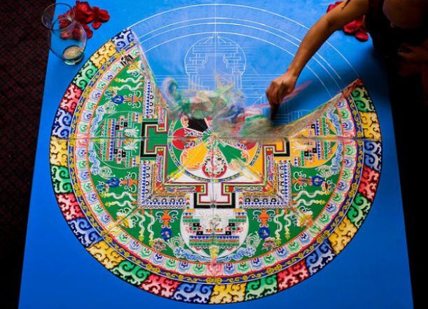 Brindan una charla sobre confección de mandalas de arena