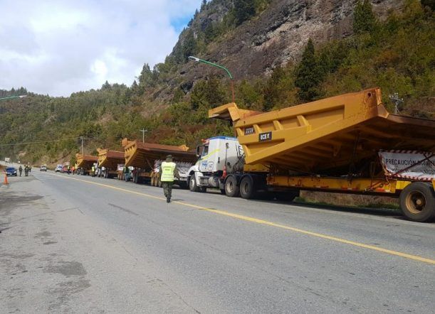 Llamativa caravana de camiones mineros  cruzó Esquel