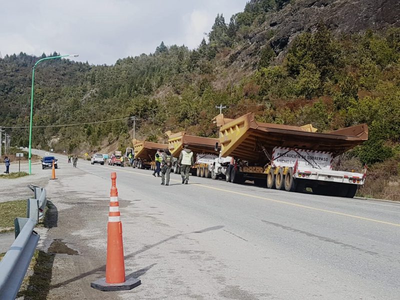 Llamativa caravana de camiones mineros  cruzó Esquel