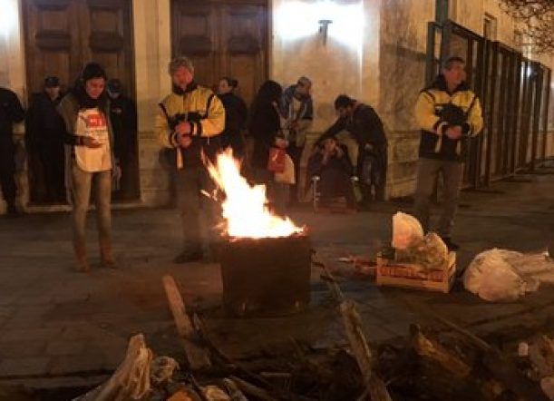 Gremios llevan adelante una vigilia frente a Casa de Gobierno