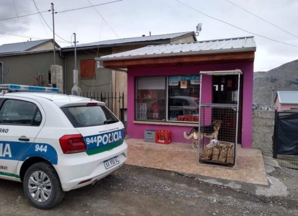 Encerró a los ladrones hasta que le devolvieron lo robado