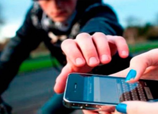 Arrebataron celular a una adolescente y huyeron en moto