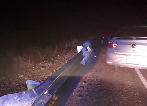 Perdió el control del auto y chocó contra el guardarail
