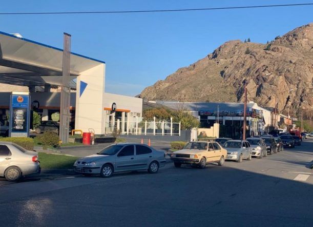 Largas colas para cargar combustible en Esquel