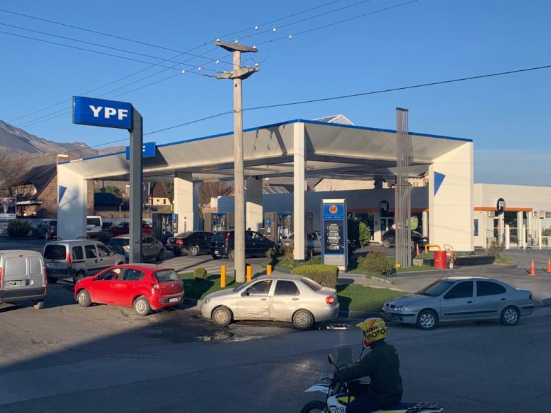 Largas colas para cargar combustible en Esquel
